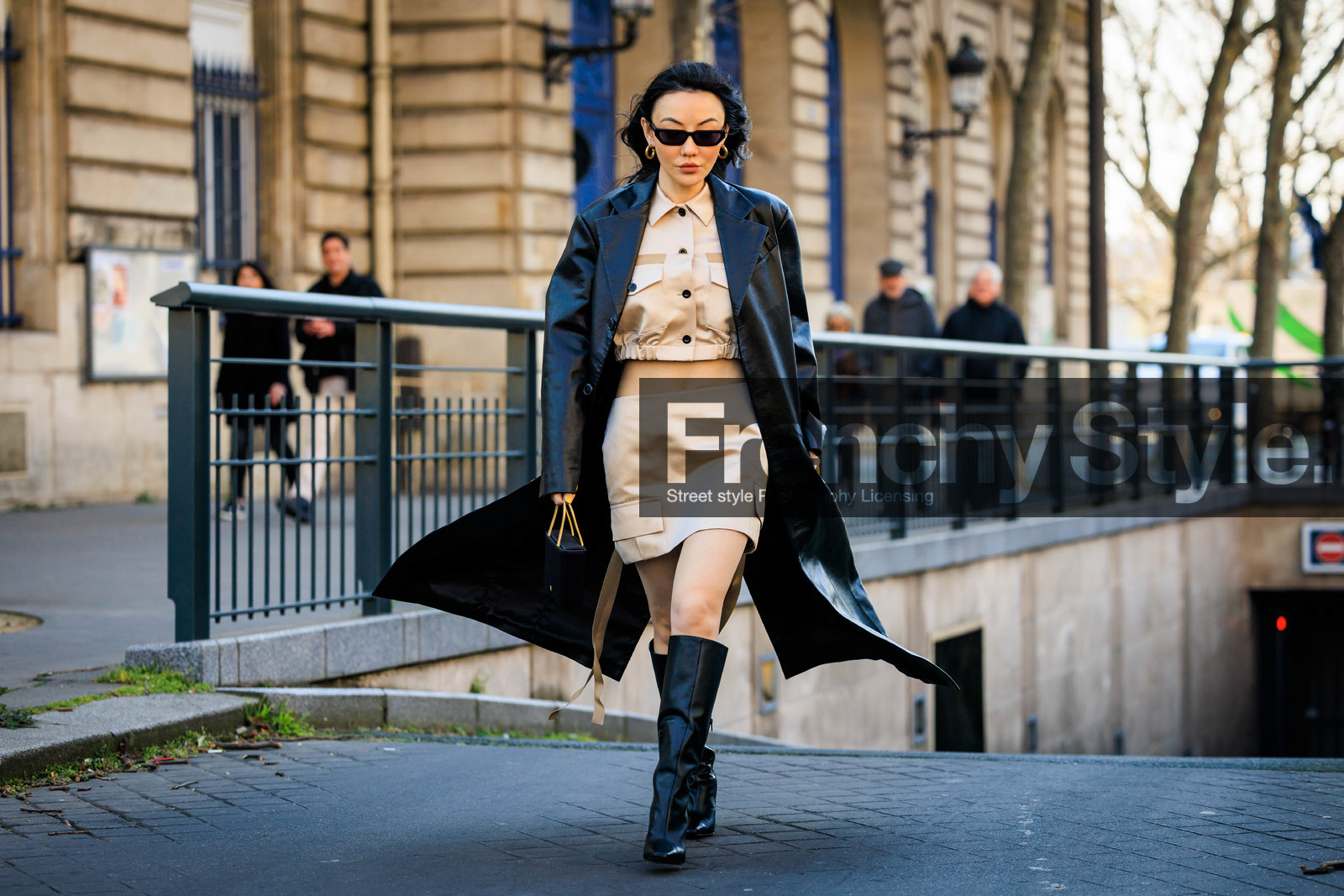 beige set, black trench, leather trench, black sunglasses, mini skirt: buttoned top, cropped top, black boots, mini bag, black handbag, bucket bag, street style, jonathan paciullo, FW, frenchystyle, fashion week, AUTUMN WINTER 2022-2023, FALL WINTER 2022_2023, FW 22-23, horizontal, PFW, PARIS, atmosphere details, full length