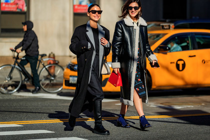 sophia roe, grey jacket, black coat, black pants, black leather boots, black t-shirt, white bag, tory burch bag, hand bag, flat boots, high boots, carrot pants, black sunglasses, futurist shape sunglasses, celine sunglasses, oversize coat, black polish coat, vinyl coat, white coat, fur coat, blue socks, lurex socks, black dress, floral printed dress, red leather bag, jacquemus bag, fashion week, frenchystyle, FW, jonathan paciullo, street style, FALL WINTER 2020-2021, AUTUMN WINTER 2020-2021, FW 20-21, horizontal, atmosphere details, detail, NYFW, NEW YORK