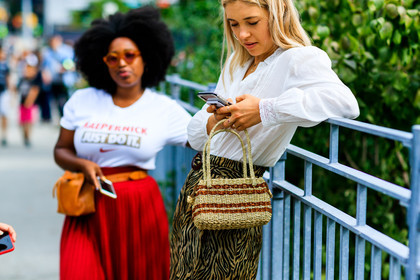beige bag, graphic bag, iphone, leather bag, printed bag, straw bag, white shirt, street style, jonathan paciullo, FW, frenchystyle, fashion week, NYFW, NEW YORK, SPRING SUMMER 2019, SS 19, atmosphere details, horizontal, detail