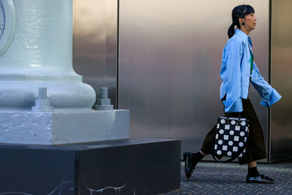 oversize shirt, light blue shirt, hair details, hair clip, cropped pants, kaki pants, corduroy pants, flat shoes, black leather sandals, open toe shoes, knot details, black socks, knot details shoes, black and white bag, shopping bag, geometrical printed bag, fashion week, frenchystyle, FW, jonathan paciullo, street style, atmosphere details, horizontal, full length