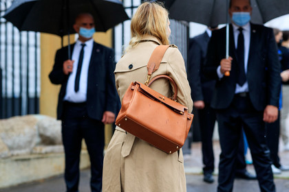 beige trench coat, burberry trench coat, hermes bag, kelly hermes bag, shoulder bag, back details, bag detail, fashion week, frenchystyle, FW, jonathan paciullo, street style, PFW, PARIS, SPRING SUMMER 2022, SS 22, horizontal, atmosphere details, detail