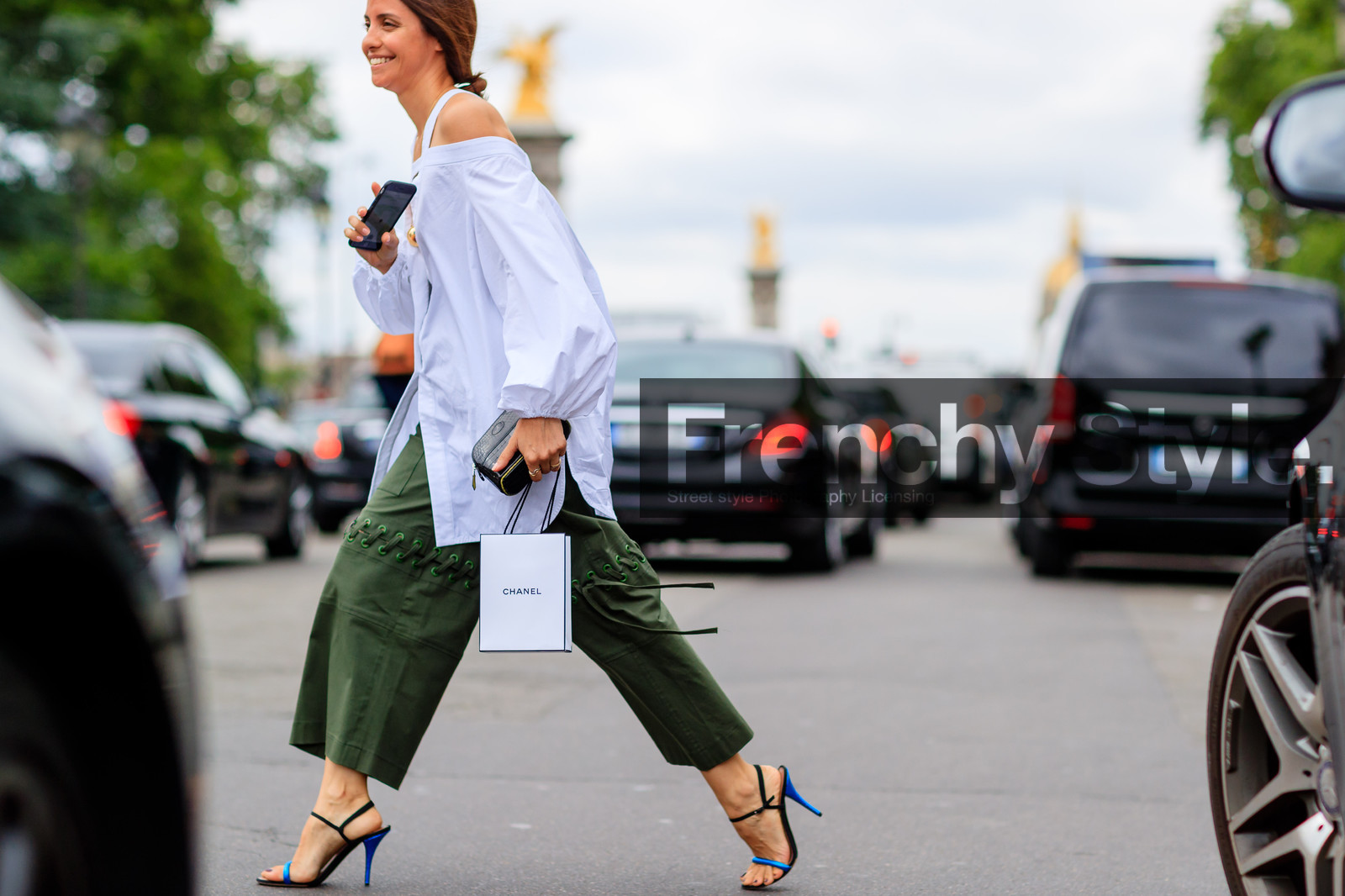 atmosphere details, AUTUMN WINTER 2016-2017, AW 16-17, blue shoes, detail, FALL WINTER 2016-2017, fashion week, frenchystyle, FW, FW 16-17, green pants, HAUTE COUTURE, high heels, horizontal, jonathan paciullo, kaki pants, leather shoes, MENSWEAR, oversize, PARIS, PFW, rosie assoulin, street style, tabitha simmons, trousers, white shirt