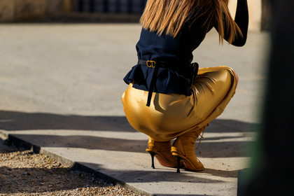 christian dior, golden skirt, high heels, leather shoes, navy jacket, yellow shoes, PARIS, PFW, street style, jonathan paciullo, FW, frenchystyle, fashion week, AUTUMN WINTER 2019-2020, AW 19-20, FALL WINTER 2019-2020, FW 19-20, horizontal, atmosphere details, detail