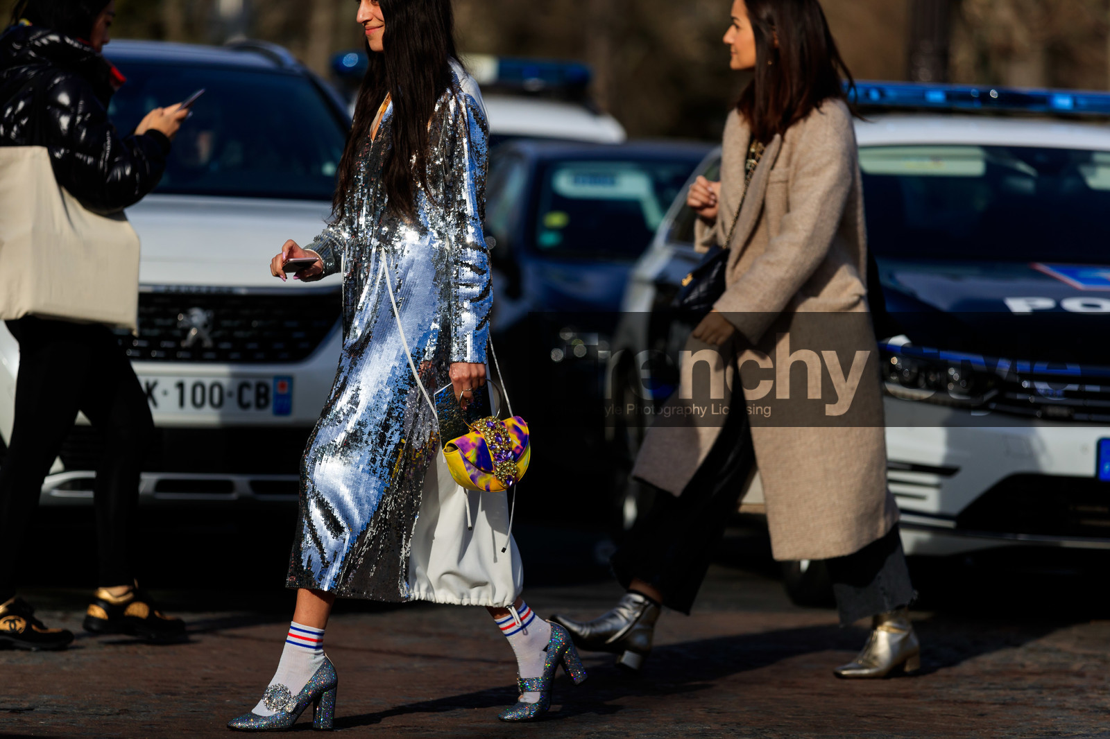 silvered dress, silvered shoes, sequins dress, strassed shoes, glitter shoes, high heels shoes, mary jane shoes, white socks, white leather dress, long dress, striped socks, sportswear socks, yellow bag, purple bag, printed bag, strassed bag, long sleeves dress, fashion week, frenchystyle, FW, jonathan paciullo, street style, PFW, PARIS, horizontal, atmosphere details, full length