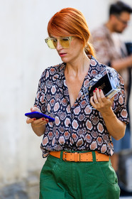 brown belt, graphic shirt, green pants, leather bag, leather belt, printed shirt, sara moschini, sunglasses, transparent bag, trousers, street style, jonathan paciullo, FW, frenchystyle, fashion week, MFW, MILAN, SPRING SUMMER 2019, SS 19, vertical, atmosphere details, detail
