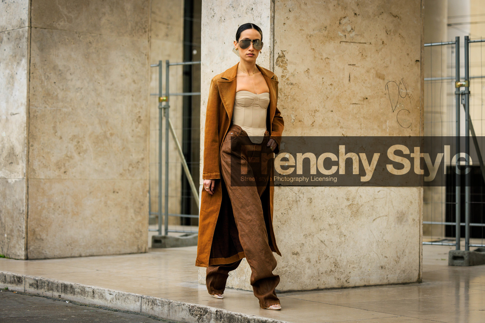 big sunglasses, beige corset, corset top, camel trench, denim trench coat, stud earrings, brown trousers, baggy pants, transparent shoes, earthy colors, alexandra guerain, fashion week, frenchystyle, FW, jonathan paciullo, street style, AUTUMN WINTER 2022-2023, FALL WINTER 2022_2023, FW 22-23, PFW, PARIS, horizontal, atmosphere details, full length