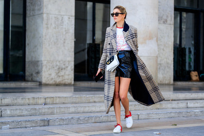 atmosphere details, AUTUMN WINTER 2017-2018, avery blanchard, AW 17-18, beige coat, black and white bag, black shorts, camille charriere, checked coat, FALL WINTER 2017-2018, fashion week, frenchystyle, full length, FW, FW 17-18, graphic coat, horizontal, jonathan paciullo, jw anderson, leather bag, leather shoes, leather shorts, PARIS, PFW, plaid, printed t shirt, red sneakers, street style, sunglasses, tartan, white sneakers, white t shirt