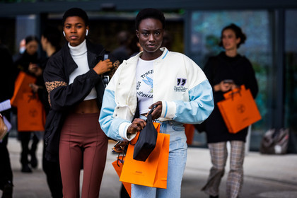 baby blue, blue bomber, blue denim, blue jacket, blue jean, bomber, cropped jacket, denim, high waist jean, jacket, jean, printed t-shirt, t-shirt, white bomber, white jacket, white t-shirt, fashion week, frenchystyle, FW, jonathan paciullo, street style, PFW, PARIS, SPRING SUMMER 2022, SS 22, atmosphere details, horizontal