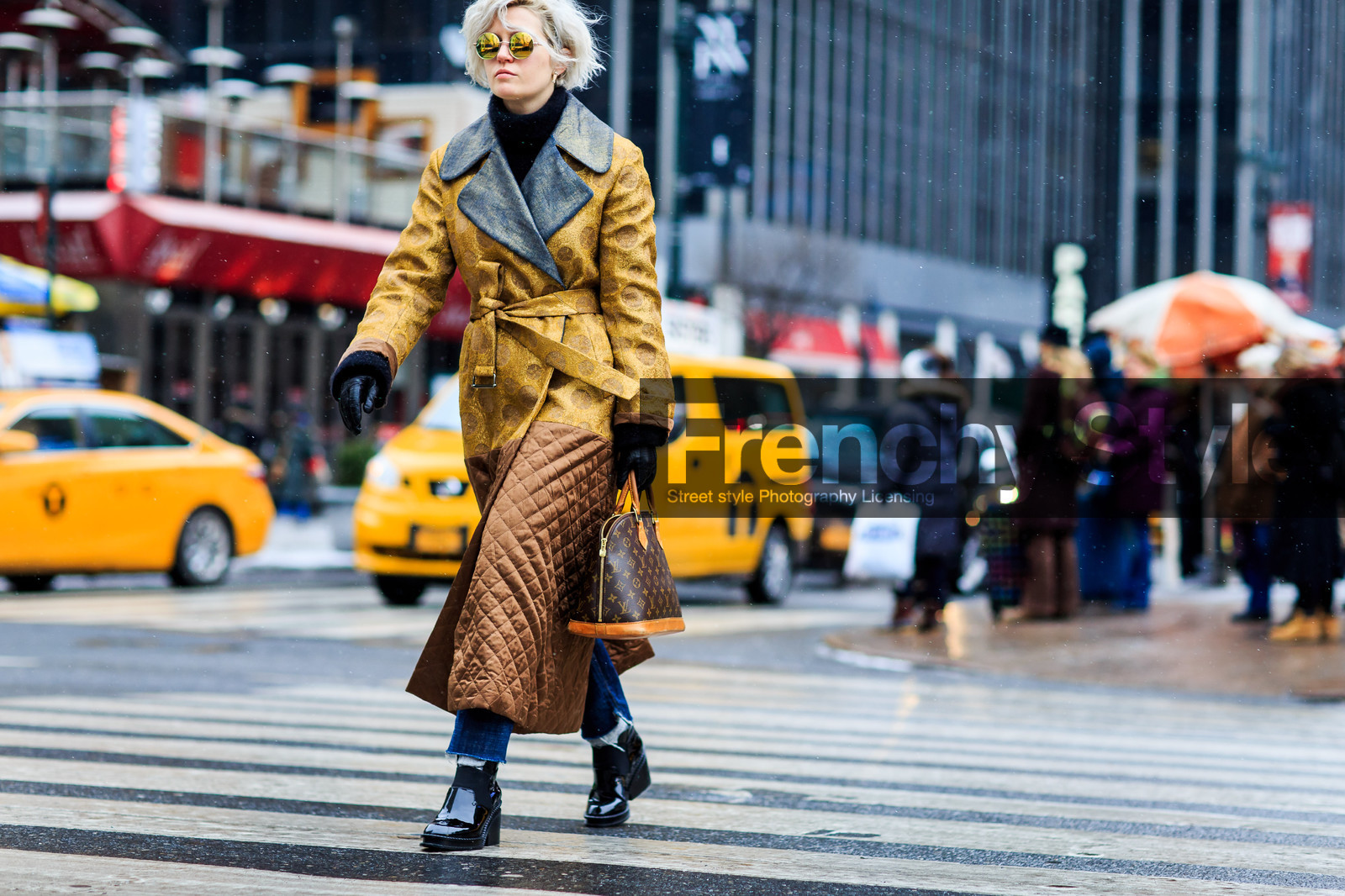 atmosphere details, AUTUMN WINTER 2016-2017, AW 16-17, black boots, black turtleneck, brown bag, brown coat, detail, embroidered coat, fashion week, frenchystyle, FW, FW 16-17, horizontal, jonathan paciullo, leather bag, leather boots, long coat, louis vuitton, monogram, NEW YORK, NYFW, street style, varnished leather shoes, woman, yellow coat