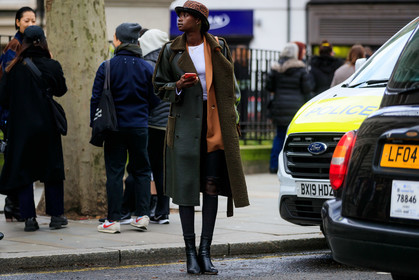 model, kaki leather coat, fur coat, leopard printed hat, beige jacket, white t-shirt, black jeans, tight jeans, used jeans, black leather boots, low boots, fashion week, frenchystyle, FW, jonathan paciullo, street style, LFW, LONDON, AUTUMN WINTER 2020-2021, FALL WINTER 2020-2021, FW 20-21, horizontal, atmosphere details, full length