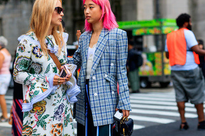 black bag, black pants, blazer, checked, chloé, dyed hair, floral, flowers, graphic dress, graphic jacket, graphic pants, grey jacket, leather bag, pink hair, plaid, printed dress, printed jacket, printed pants, striped pants, sunglasses, trousers, white dress, white top, fashion week, frenchystyle, FW, jonathan paciullo, street style, NYFW, NEW YORK, SPRING SUMMER 2019, SS 19, atmosphere details, horizontal, detail