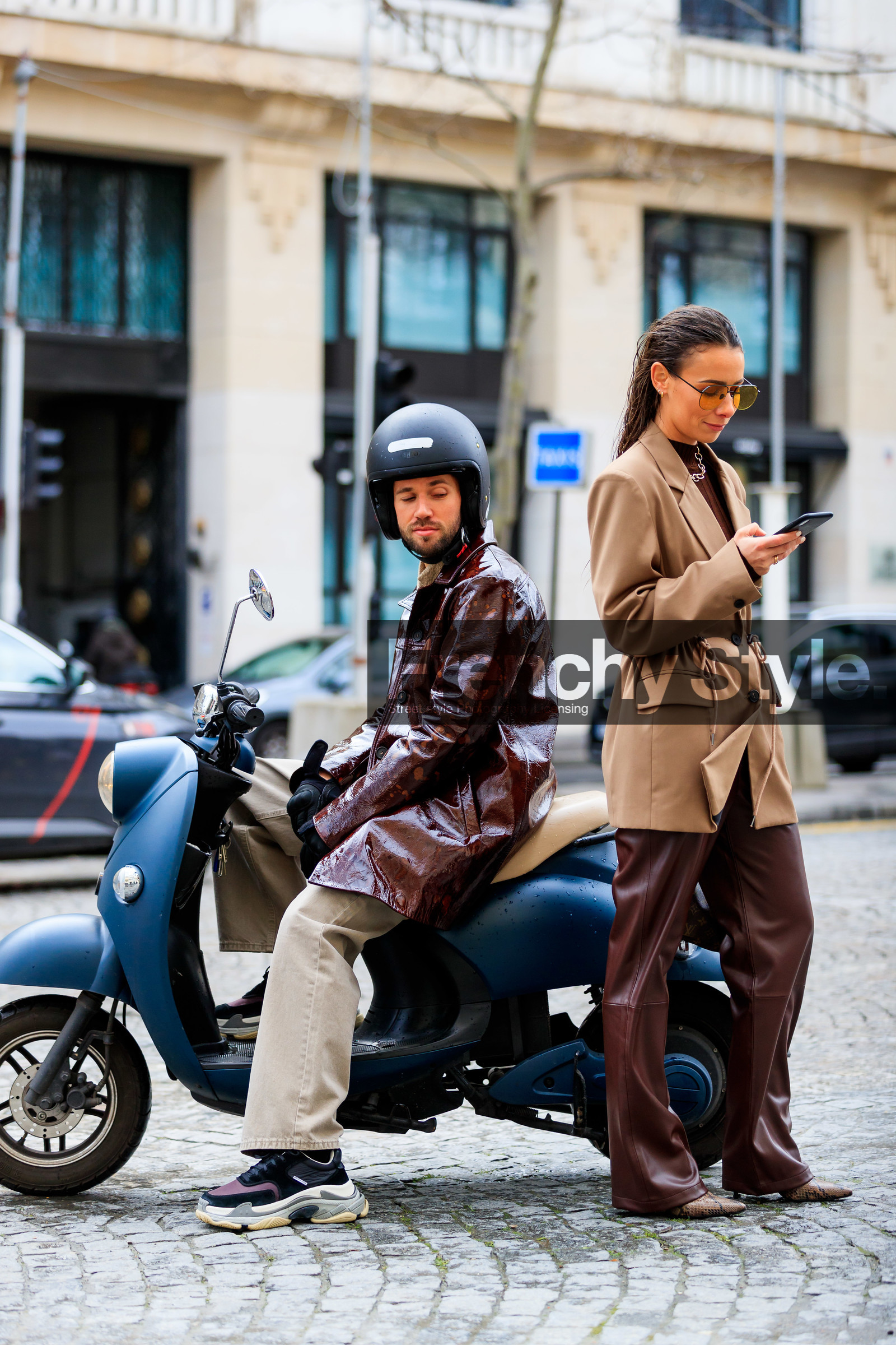 alice & j.s, alice barbier, JS roques, balenciaga sneakers, beige jacket, brown pullover, brown pants, brown leather jacket, vinyl jacket, polish jacket, tie and dye jacket, yellow sunglasses, aviator sunglasses, metalic frame sunglasses, brown leather pants, grey jeans, beige jeans, black suede sneakers, big chain necklace, golden necklace, fashion week, frenchystyle, FW, jonathan paciullo, street style, PFW, PARIS, vertical, full length