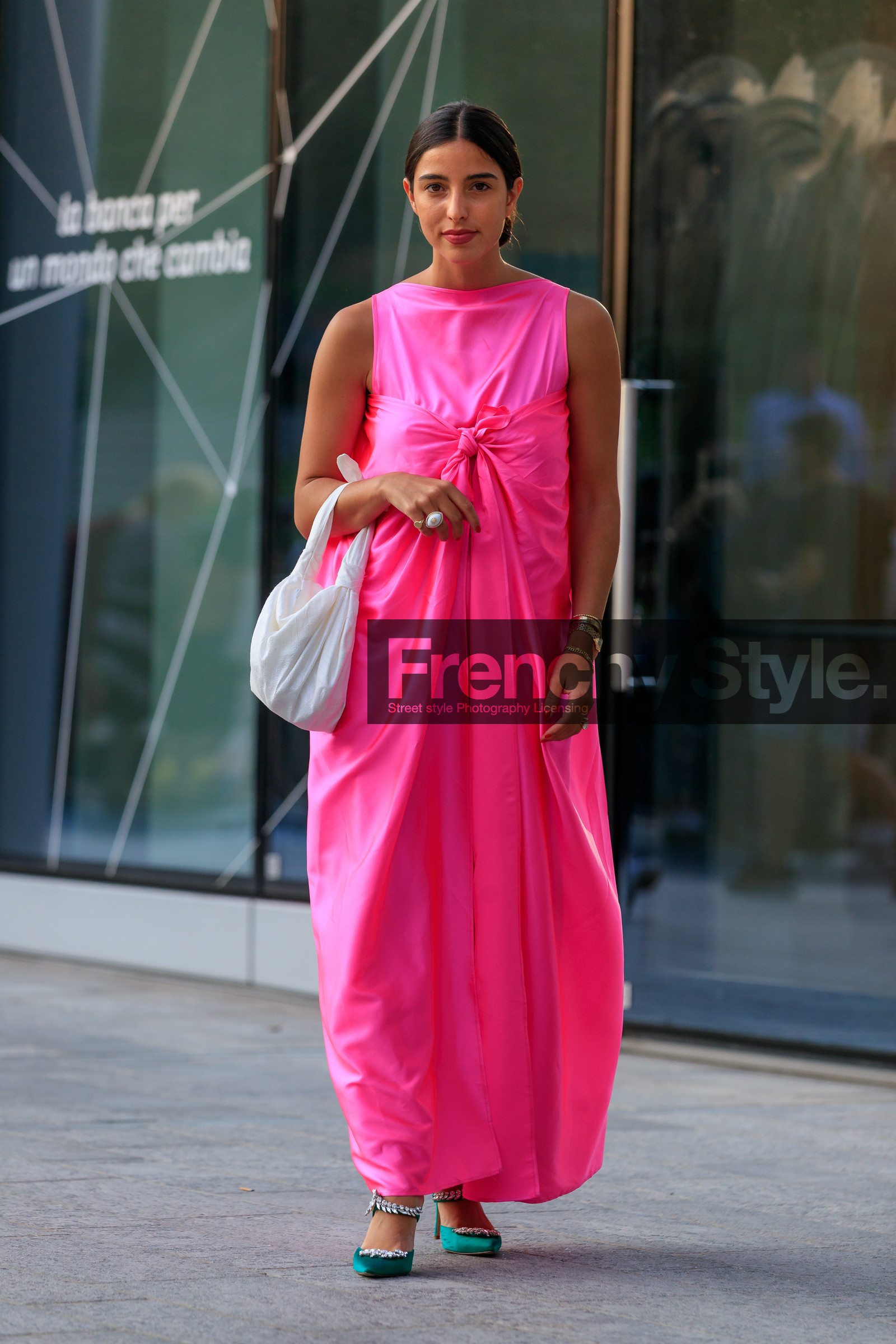 bettina looney, pink dress, long dress, sleeveless dress, knoted dress, loose dress, bottega veneta bag, white bag, satin bag, multi rings, white ring, golden rings, green shoes, strassed shoes, satin shoes, fashion week, frenchystyle, FW, jonathan paciullo, street style, MFW, MILAN, SPRING SUMMER 2020, SS 20