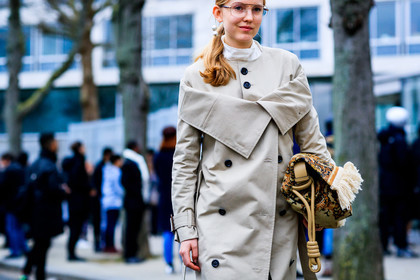 alexandra carl, atmosphere details, AUTUMN WINTER 2017-2018, AW 17-18, beige bag, beige coat, brocard, detail, embroidered bag, FALL WINTER 2017-2018, fashion week, frenchystyle, FW, FW 17-18, horizontal, jonathan paciullo, leather bag, loewe, PARIS, PFW, printed bag, street style, trench coat