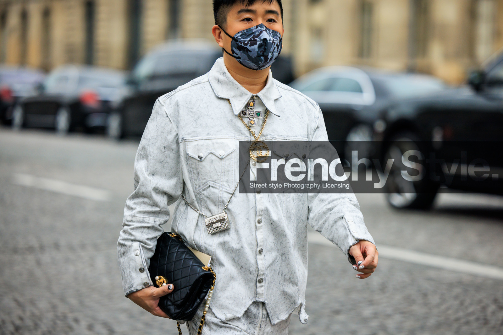 printed mask, chanel, haute couture, chanel bag, classic bag, mini bag, crossbody bag, silver bag, micro bag, silver shirt, silver pants, chanel necklace, logo necklace, cross necklace, fashion week, frenchystyle, FW, jonathan paciullo, street style, PARIS, PFW, SPRING SUMMER 2022, SS 22, atmosphere details, detail, horizontal