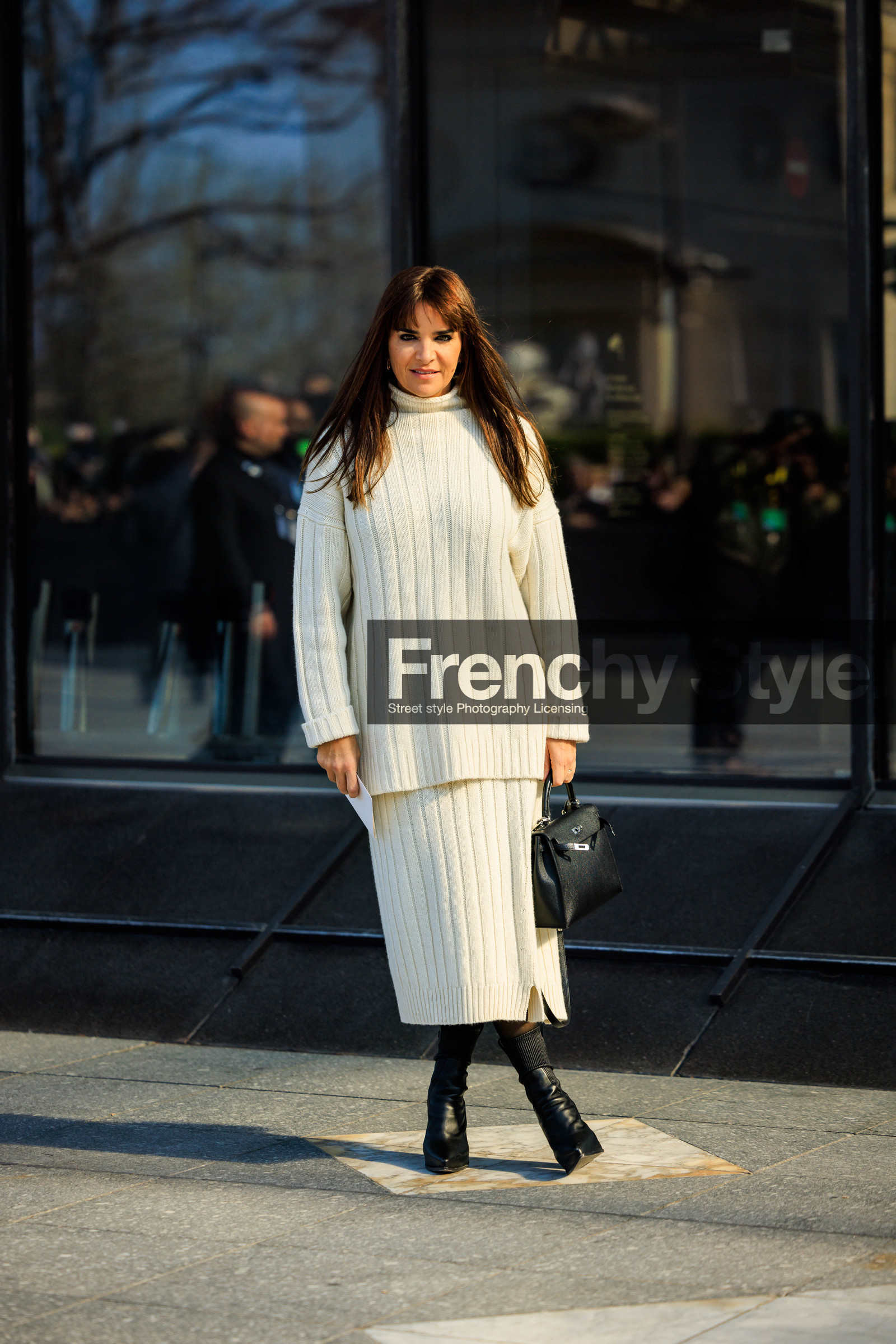 knitwear, knitted look, white jumper, white turtleneck, white skirt, long skirt, black boots, black handbag, leather bag, hermes bag, laure heriard dubreuil, street style, jonathan paciullo, FW, frenchystyle, fashion week, AUTUMN WINTER 2022-2023, FALL WINTER 2022_2023, FW 22-23, PFW, PARIS, full length, vertical