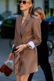flora macdonald johnston, celine sunglasses, yellow sunglasses, beige jacket, long jacket, multi necklace, multi earrings, golden earrings, golden necklace, chain necklace, chain strap bag, brown leather bag, mini bag, hand bag, yuzefi bag, fashion week, frenchystyle, FW, jonathan paciullo, street style, vertical, detail, atmosphere details