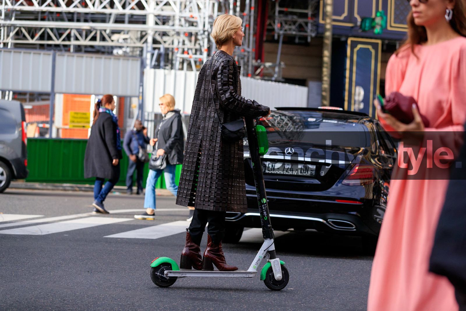 black leather coat, openwork coat, plaited coat, brown leather boots, animal skin boots, high heels boots, low boots, black leather bag, loewe bag, PARIS, PFW, SPRING SUMMER 2020, SS 20, fashion week, frenchystyle, FW, jonathan paciullo, street style, horizontal, atmosphere details, full length