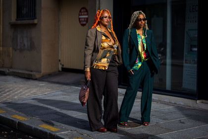 bag, blazer, brown blazer, brown pants, brown shirt, dior bag, flare pants, glasses, hairstyle, houndstooth print, logo bag, orange hair, pants, print, printed shirt, wool pants, yellow shirt, bag, blazer, color, green blazer, green pants, green shirt, green suit, pants, printed shirt, python bag, shirt, suit, sunglasses, street style, jonathan paciullo, FW, frenchystyle, fashion week, PFW, PARIS, SPRING SUMMER 2022, SS 22, horizontal, atmosphere details