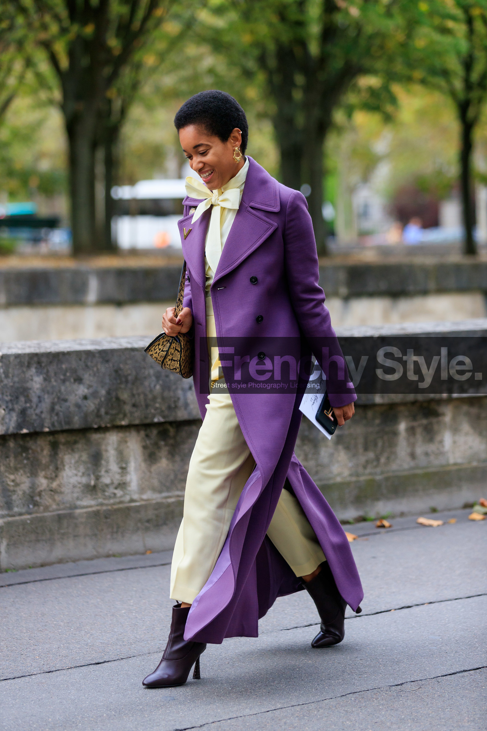 tamu mcpherson, purple coat, long coat, light yellow blouse, light yellow pants, purple leather boots, low boots, high heels boots, lavalliere collar, dangling earrings, golden earrings, golden pin, PARIS, PFW, SPRING SUMMER 2020, SS 20, fashion week, frenchystyle, FW, jonathan paciullo, street style, vertical, full length