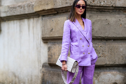 graphic bag, leather bag, printed bag, purple jacket, purple pants, purple suit, sunglasses, trousers, white bag, fashion week, frenchystyle, FW, jonathan paciullo, street style, MFW, MILAN, AUTUMN WINTER 2018-2019, FALL WINTER 2018-2019, FW 18-19, horizontal, atmosphere details, Chriselle Lim