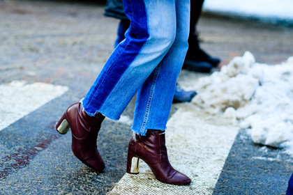 atmosphere details, AUTUMN WINTER 2017-2018, AW 17-18, blue denim, bordeaux, burgundy, denim pants, detail, FALL WINTER 2017-2018, fashion week, frenchystyle, FW, FW 17-18, high heels, horizontal, jeans, jonathan paciullo, NEW YORK, NYFW, red boots, street style, trousers, vêtements