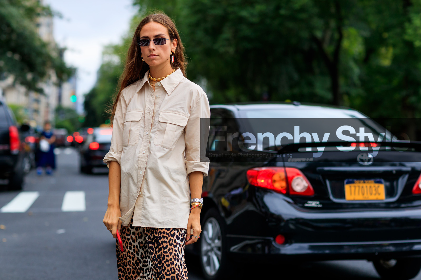 animal print, beige shirt, brown pants, graphic pants, leopard, necklace, printed pants, sunglasses, trousers, fashion week, frenchystyle, FW, jonathan paciullo, street style, NYFW, NEW YORK, SPRING SUMMER 2019, SS 19, atmosphere details, horizontal, detail