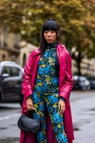bag, black bag, blue jumpsuit, blue legging, blue top, coat, floral print, flower, jumpsuit, lanvin bag, leather bag, leather coat, legging, pink coat, print, printed jumpsuit, printed legging, printed sandals, printed top, Susie Lau, top, fashion week, frenchystyle, FW, jonathan paciullo, street style, PFW, PARIS, SPRING SUMMER 2022, SS 22, vertical, atmosphere details