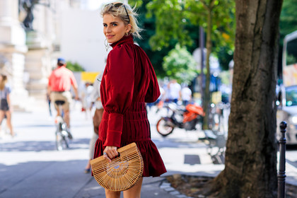 atmosphere details, caro daur, detail, earrings, fashion week, frenchystyle, FW, graphic bag, horizontal, jonathan paciullo, MENSWEAR, PARIS, PFW, red dress, ruffles, SPRING SUMMER 2018, SS 18, straw bag, street style, sunglasses