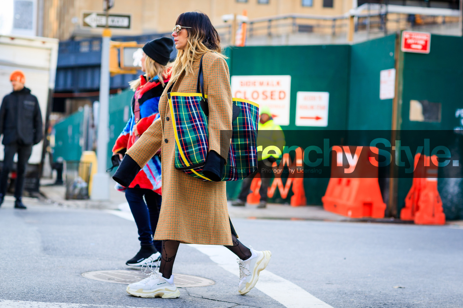 balenciaga, brown coat, checked, checked bag, graphic bag, graphic jacket, green bag, houndstooth pattern, leather bag, leather shoes, plaid, printed bag, printed jacket, sunglasses, tartan, white sneakers, street style, jonathan paciullo, FW, frenchystyle, fashion week, NYFW, NEW YORK, AUTUMN WINTER 2018-2019, AW 18-19, FALL WINTER 2018-2019, FW 18-19, atmosphere details, horizontal, full length