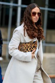 white coat, aviator sunglasses, golden frame sunglasses, metalic frame sunglasses, leopard printed bag, golden chain strap bag, round shape bag, velvet bag, fashion week, frenchystyle, FW, jonathan paciullo, street style, NYFW, NEW YORK, AUTUMN WINTER 2020-2021, FALL WINTER 2020-2021, FW 20-21, vertical, detail, atmosphere details