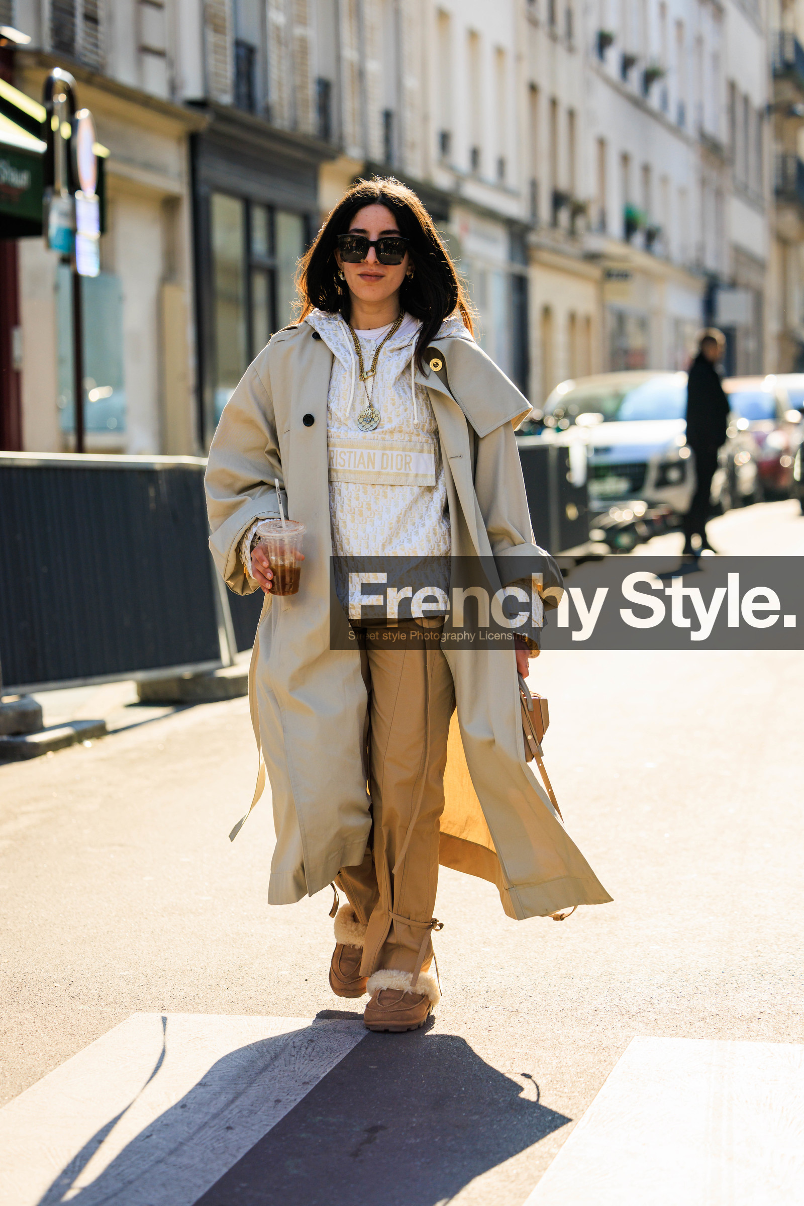 sporty look, black sunglasses, classic trench, ligh grey trench, dior hoodie, white hoodie, camel trousers, assymetric handbag, earth tones bag, multiple necklace, furry slippers, camel slippers, selma kaci sebbagh, street style, jonathan paciullo, FW, frenchystyle, fashion week, AUTUMN WINTER 2022-2023, FALL WINTER 2022_2023, FW 22-23, PARIS, PFW, full length, vertical