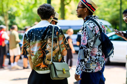 atmosphere details, back detail, black bag, céline, detail, drawings, fashion week, floral, flower, frenchystyle, FW, green bag, horizontal, jonathan paciullo, leather bag, MENSWEAR, PARIS, PFW, prada, printed shirt, SPRING SUMMER 2018, SS 18, straw hat, street style