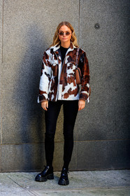 brown jacket, white jacket, bicolor jacket, fur jacket, shoulder bag, silvered chain strap bag, brown leather bag, michael kors bag, small sunglasses, black pants, black leather derbie, black leather shoes, flat shoes, big sole shoes, laced shoes, prada shoes, tight pants, metalic frame sunglasses, fashion week, frenchystyle, FW, jonathan paciullo, street style, NYFW, NEW YORK, AUTUMN WINTER 2020-2021, FALL WINTER 2020-2021, FW 20-21, vertical, full length