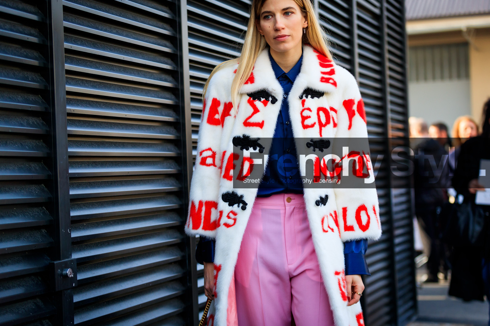 atmosphere details, AUTUMN WINTER 2017-2018, AW 17-18, blue shirt, detail, FALL WINTER 2017-2018, fashion week, frenchystyle, Fur coat, FW, FW 17-18, horizontal, jonathan paciullo, MFW, MILAN, pink pants, printed coat, street style, trousers, veronika heilbrunner, white coat, white fur