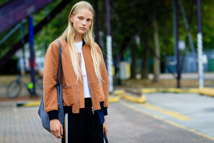 atmosphere details, black pants, bomber jacket, camel jacket, detail, fashion week, frenchystyle, FW, grey bag, horizontal, jonathan paciullo, LFW, LONDON, long hair, model, natural, SPRING SUMMER 2017, SS 17, street style, tote bag, trousers, white t shirt, woman