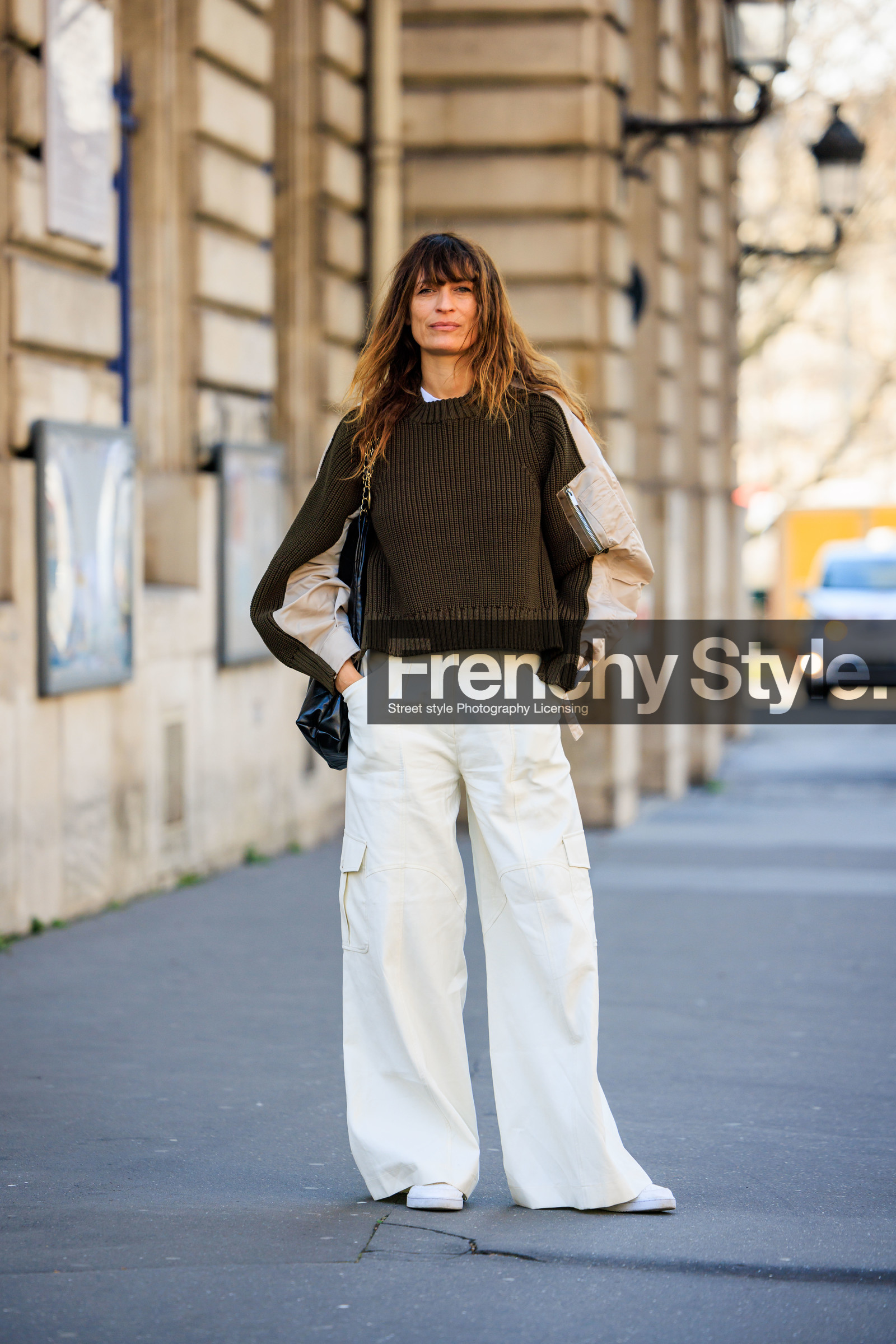 kaki jumpers, assymetric sleeves, cargo jumper, knitted jumpers, pocket jumper, cargo pants, white pants, flared pants, white sneakers, caroline de maigret, street style, jonathan paciullo, FW, frenchystyle, fashion week, AUTUMN WINTER 2022-2023, FALL WINTER 2022_2023, FW 22-23, PFW, PARIS, full length, vertical