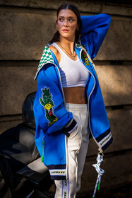 blue hoddie, bra, cropped top, hoddie, jogging, lacoste look, Maeva Marshall, oversize hoddie, print, white bra, white cropped top, white jogging, zipped hoddie, lacoste, fashion week, frenchystyle, FW, jonathan paciullo, street style, PFW, PARIS, SPRING SUMMER 2022, SS 22, vertical, atmosphere details