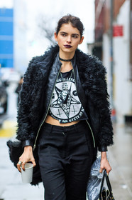 atmosphere details, AUTUMN WINTER 2016-2017, AW 16-17, black bag, black fur, black jacket, black lips, black pants, black t shirt, chocker, detail, fashion week, frenchystyle, fur jacket, FW, FW 16-17, jonathan paciullo, leather bag, leather jacket, model, NEW YORK, NYFW, printed t shirt, street style, tone on tone, total look black, trousers, vertical, woman