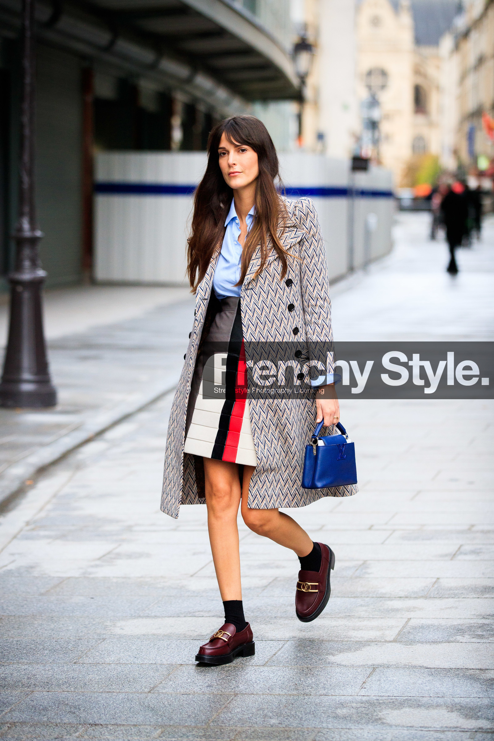 leia sfez, light blue shirt, beige coat, geometrical printed coat, striped skirt, white leather skirt, red leather skirt, black leather skirt, blue leather bag, burgundy leather loafers, quilted skirt, hand bag, louis vuitton bag, louis vuitton coat, louis vuitton skirt, louis vuitton shoes, louis vuitton total look, PARIS, PFW, fashion week, frenchystyle, FW, jonathan paciullo, street style, SPRING SUMMER 2021, SS 21, vertical, full length