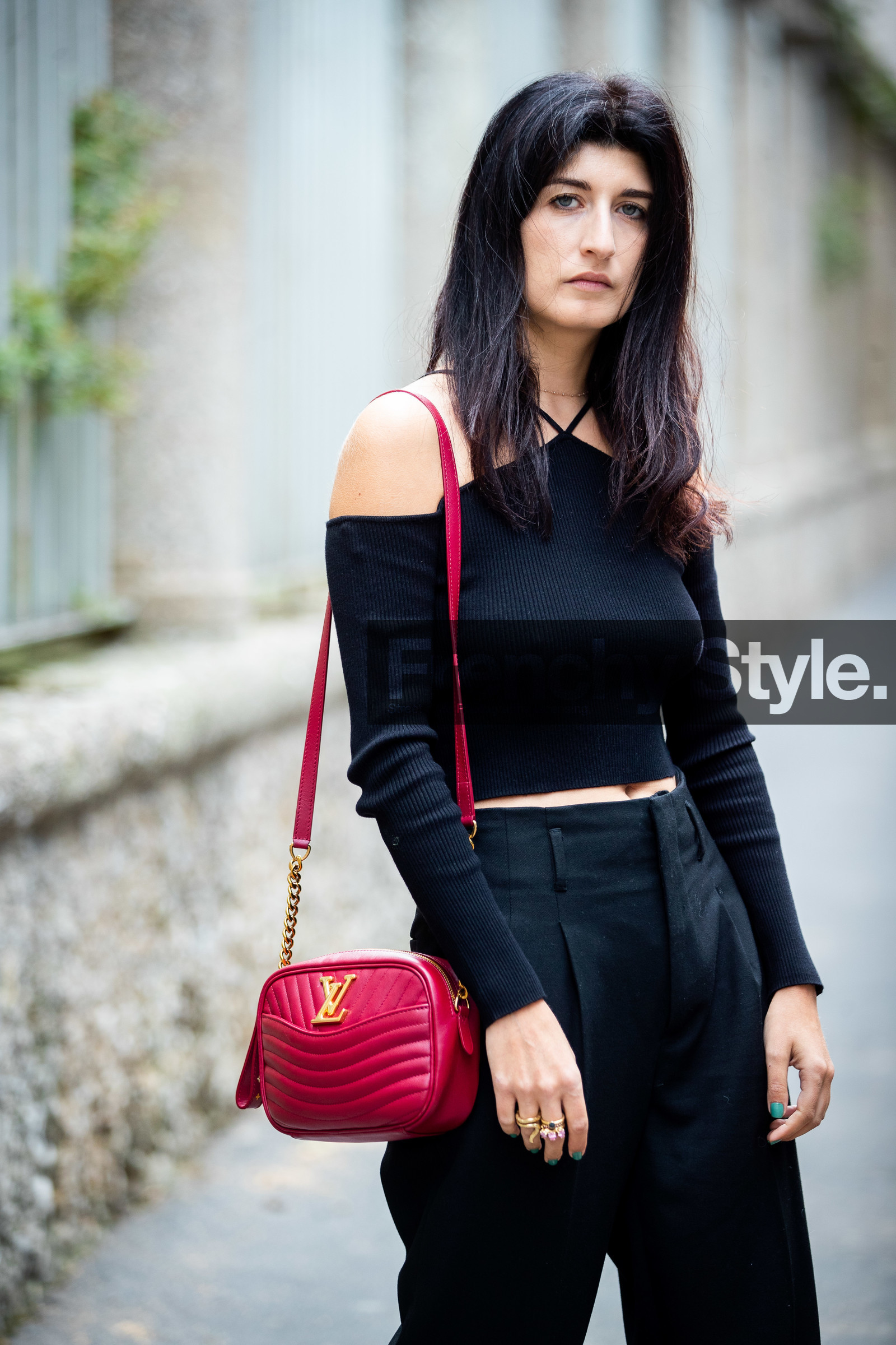black pullover, strapless pullover, half shoulder pullover, asymetrical pullover, cropped pullover, red leather bag, shoulder bag, round shape bag, louis vuitton bag, quilted bag, siraguse, valentina siragusa, street style, jonathan paciullo, FW, frenchystyle, fashion week, MFW, MILAN, SPRING SUMMER 2021, SS 21, vertical, detail