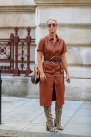 short sleeves dress, brown leather dress, belted dress, brown leather belt, mid long dress, button dress, safari dress, louis vuitton bag, monogrammed bag, golden chain strap bag, round shape bag, purple sunglasses, aviator sunglasses, gucci sunglasses, animal skin boots, high boots, high heels boots, fashion week, frenchystyle, FW, jonathan paciullo, street style, vertical, full length