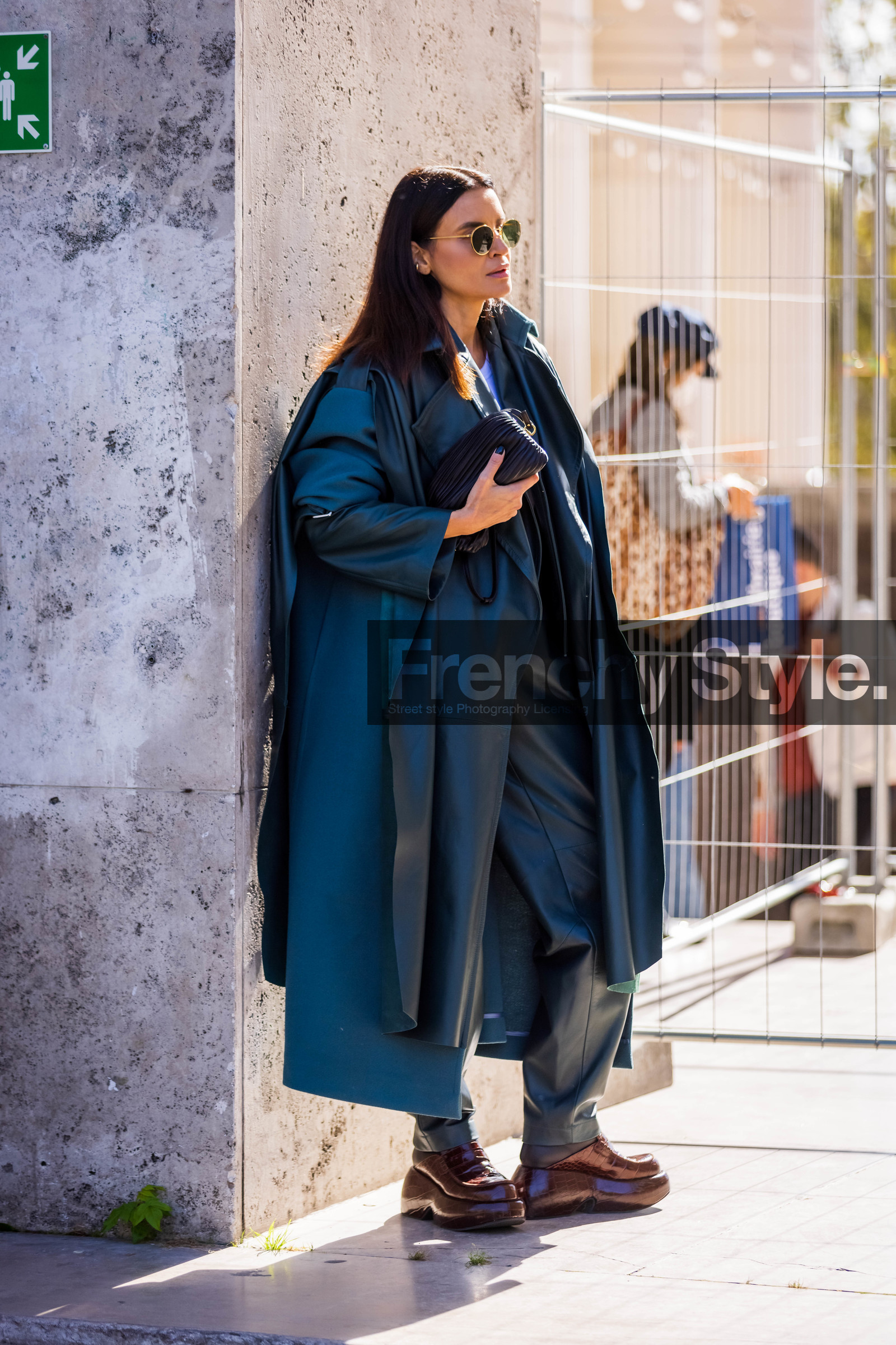 bag, black bag, burgundy mules, coat, green coat, green pants, leather coat, leather pants, long coat, pants, plateform, small bag, street style, jonathan paciullo, FW, frenchystyle, fashion week, PFW, PARIS, SPRING SUMMER 2022, SS 22, vertical, full length