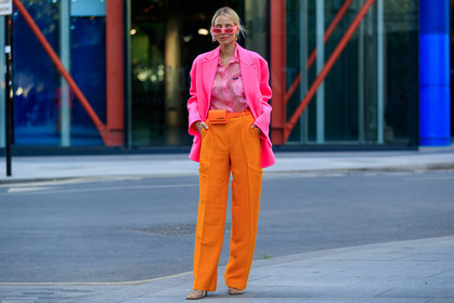 leonie hanne, color block look, neon pink jacket, oversize jacket, future shape sunglasses, neon pink shirt, pink sunglasses, miu miu shirt, sheer shirt, orange pants, oversize pants, jacquemus bag, mini bag, belt bag, orange leather bag, animal skin bag, strassed earrings, big earrings, bottega veneta shoes, squared toed shoes, chain detail shoes, fashion week, frenchystyle, FW, jonathan paciullo, street style, atmosphere details, horizontal, full length