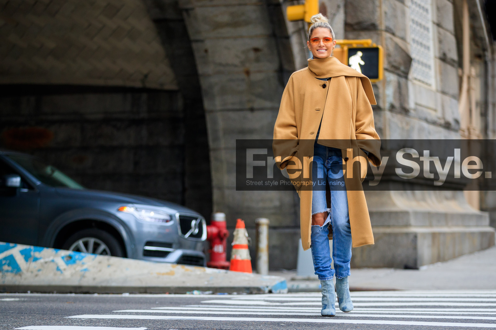 blue denim, camel coat, denim boots, denim pants, high heels, jeans, leather shoes, ripped pants, sunglasses, trousers, street style, jonathan paciullo, FW, frenchystyle, fashion week, NYFW, NEW YORK, AUTUMN WINTER 2018-2019, AW 18-19, FALL WINTER 2018-2019, FW 18-19, atmosphere details, horizontal, full length, helena bordon