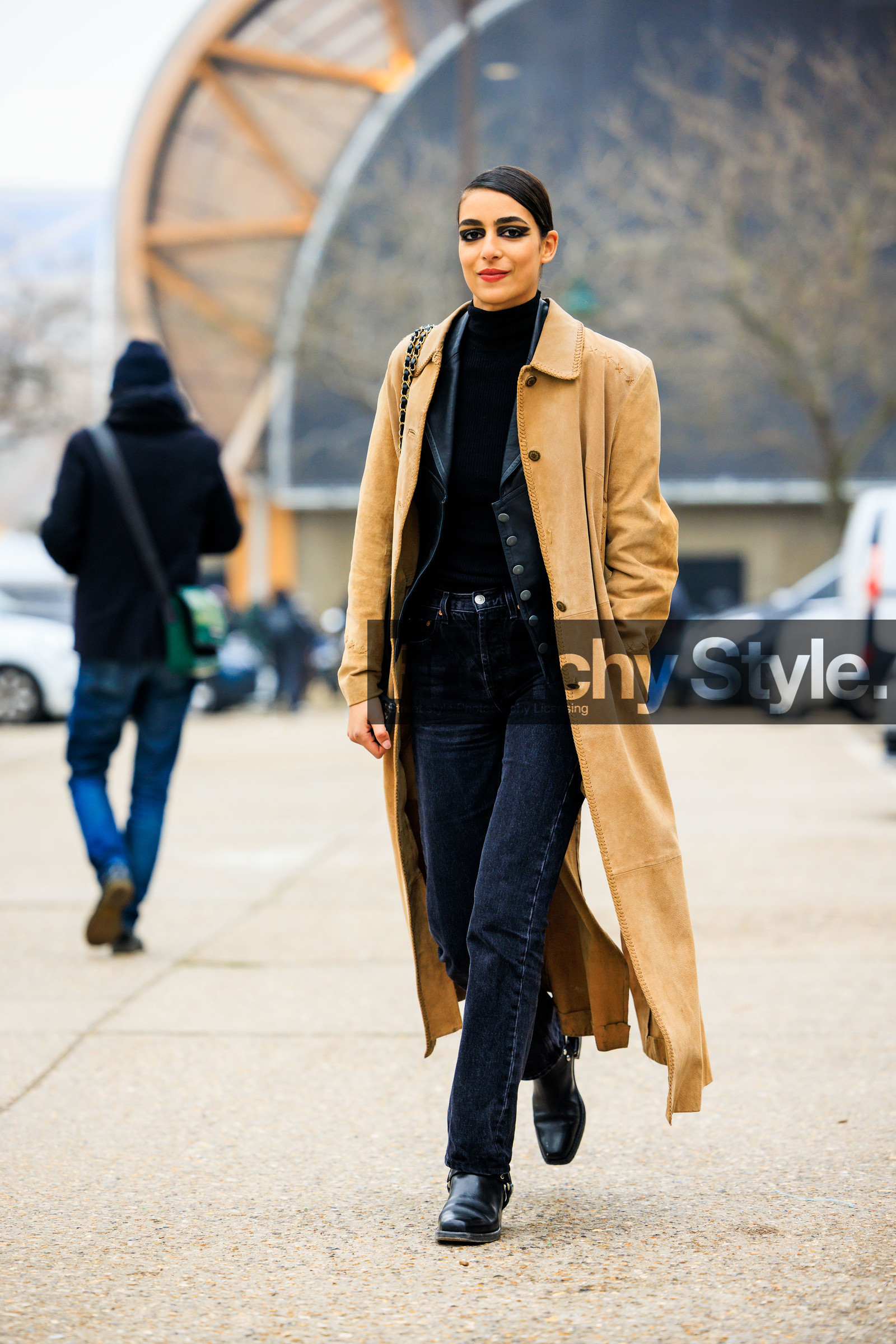 chanel, smoky eyes, classic trench, camel trench, black top, dark jeans, black jacket, black boots, fashion week, frenchystyle, FW, jonathan paciullo, street style, PARIS, PFW, SPRING SUMMER 2022, SS 22, full length, vertical, model