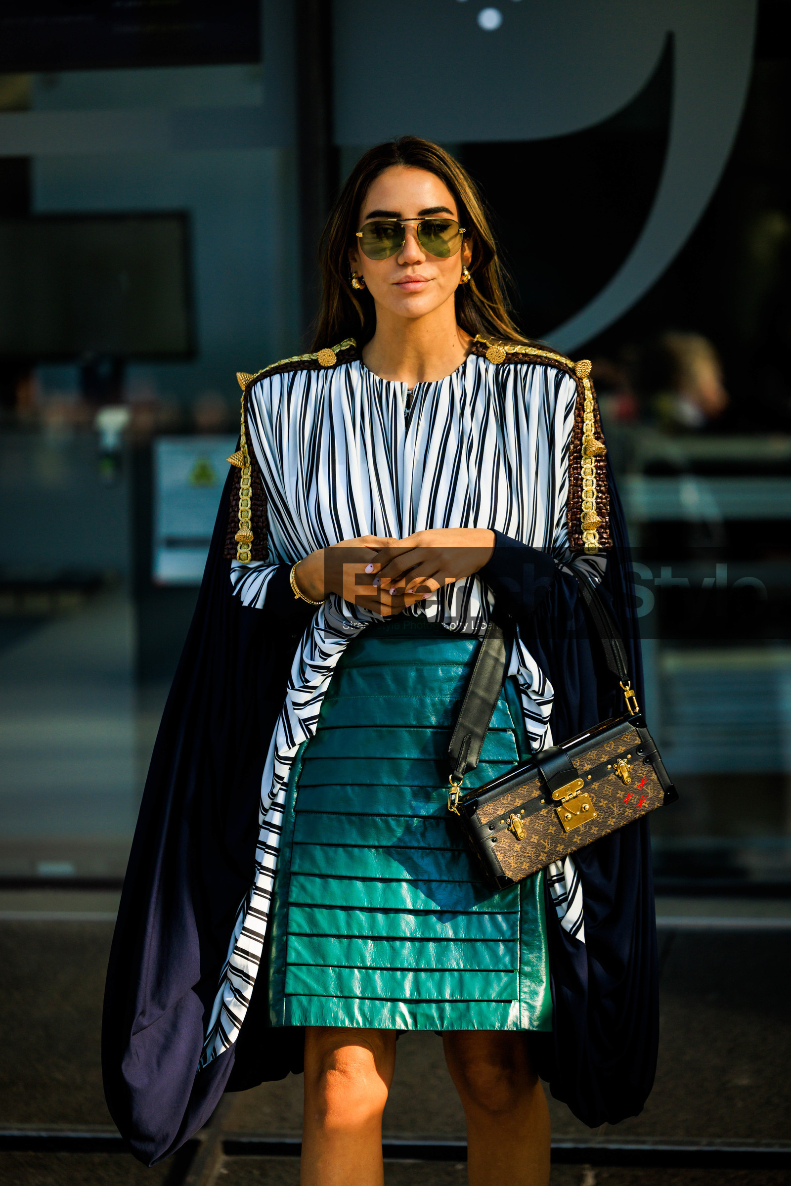 pleated capel, black cape, white cape, louis vuitton cape, louis vuitton, green skirt, pleated skirt, louis vuitton bag, monogram bag, hardbag, pilor sunglasses, golden earrings, tamara kalinic, street style, jonathan paciullo, FW, frenchystyle, fashion week, AUTUMN WINTER 2022-2023, FALL WINTER 2022_2023, FW 22-23, PFW, PARIS, vertical, detail