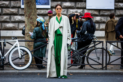 bag, beige coat, blouse, coat, Giogia Tordini, green bag, green blouse, green pants, mini bag, pants, sunglasses, transparent sunglasses, street style, jonathan paciullo, FW, frenchystyle, fashion week, PFW, PARIS, SPRING SUMMER 2022, SS 22, horizontal, atmosphere details, full length