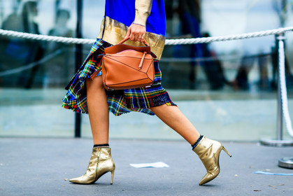 atmosphere details, AUTUMN WINTER 2017-2018, AW 17-18, blue cardigan, blue skirt, camel bag, checked skirt, detail, FALL WINTER 2017-2018, fashion week, frenchystyle, FW, FW 17-18, golden boots, golden details, graphic skirt, high heels, horizontal, jonathan paciullo, leather bag, leather shoes, loewe, PARIS, PFW, plaid, printed skirt, shiny shoes, street style, tartan