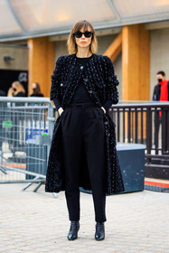 tweed coat, blackc coat, chanel, black tshirt, black trousers, black boots, black sunglasses, short hair, total black look, fashion week, frenchystyle, FW, jonathan paciullo, street style, PARIS, PFW, SPRING SUMMER 2022, SS 22, full length, vertical, anya ziourova